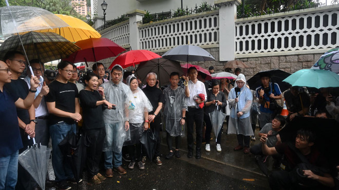 Người biểu tình trước văn phòng chính quyền Hồng Kông ngày 13.6 /// AFP