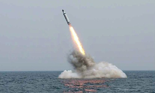 Triều Tiên phóng thử tên lửa đạn đạo từ tàu ngầm hồi tháng 4/2016. Ảnh: KCNA.