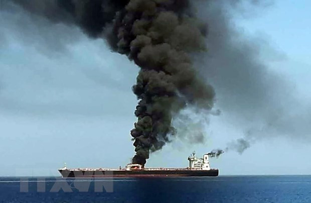 Khói lửa bốc ngùn ngụt trên tàu chở dầu được cho là bị tấn công ngoài khơi vùng Vịnh Oman ngày 13/6. Nguồn: AFP/TTXVN