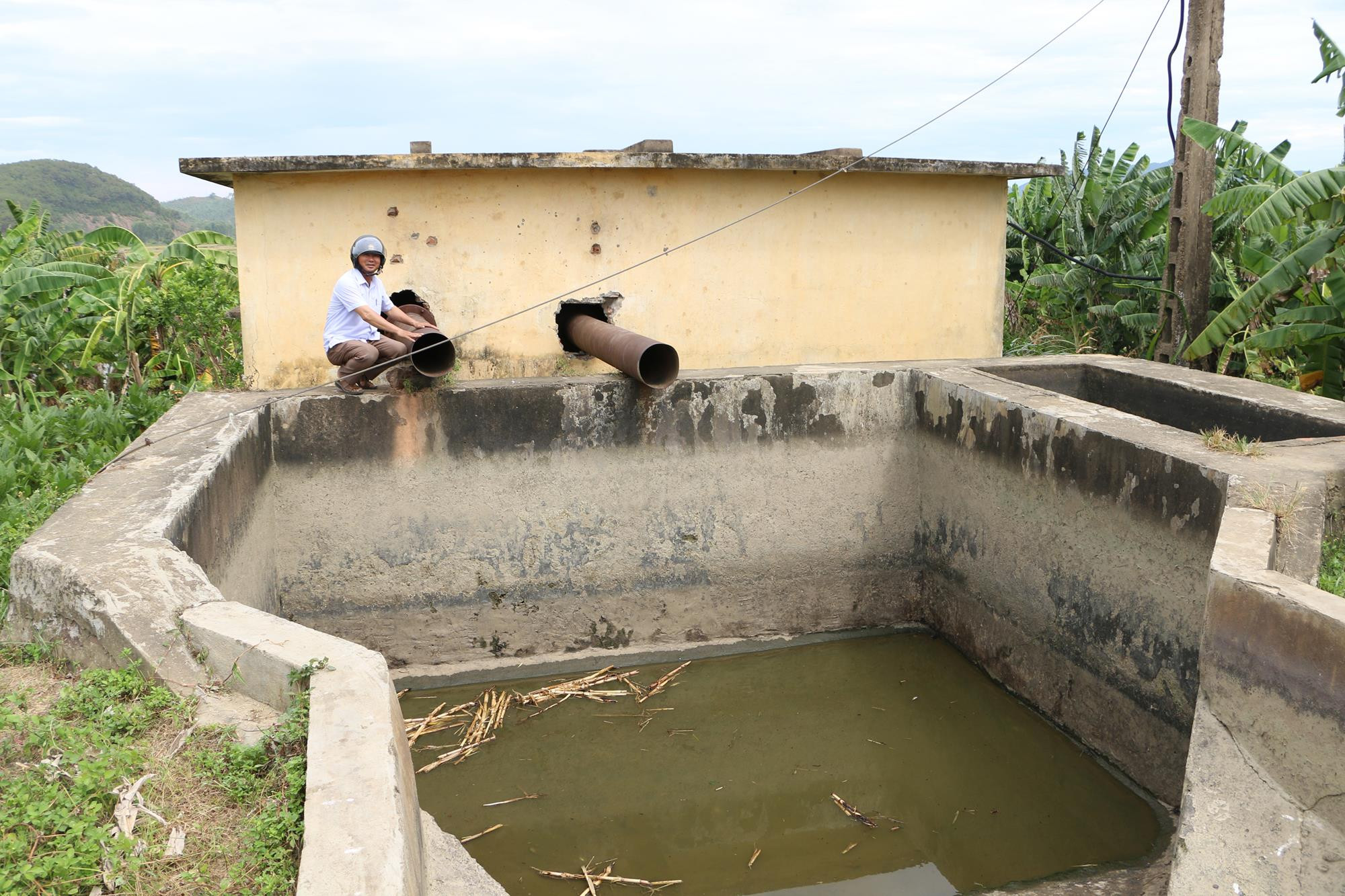 Một máy bơm khác ở Nghi Thuận ở trong tình trạng khi có nước tưới khi không vì chỉ bơm khi có kết quả quan trắc tỷ lệ nước ngọt đảm bảo. Ảnh: Nguyễn Hải
