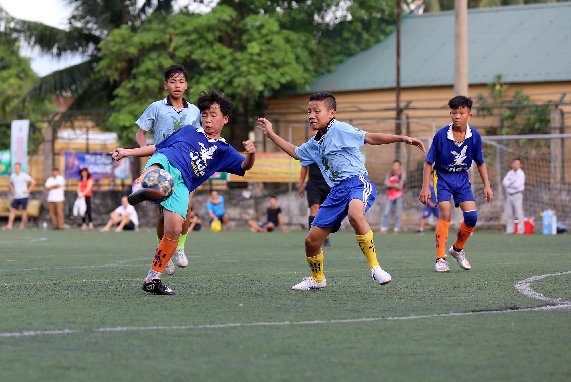 ình huống số 12 của TN Quỳnh Lưu bắt volley ghi bàn thắng vàng cho đội nhà. Ảnh: Đức Anh
