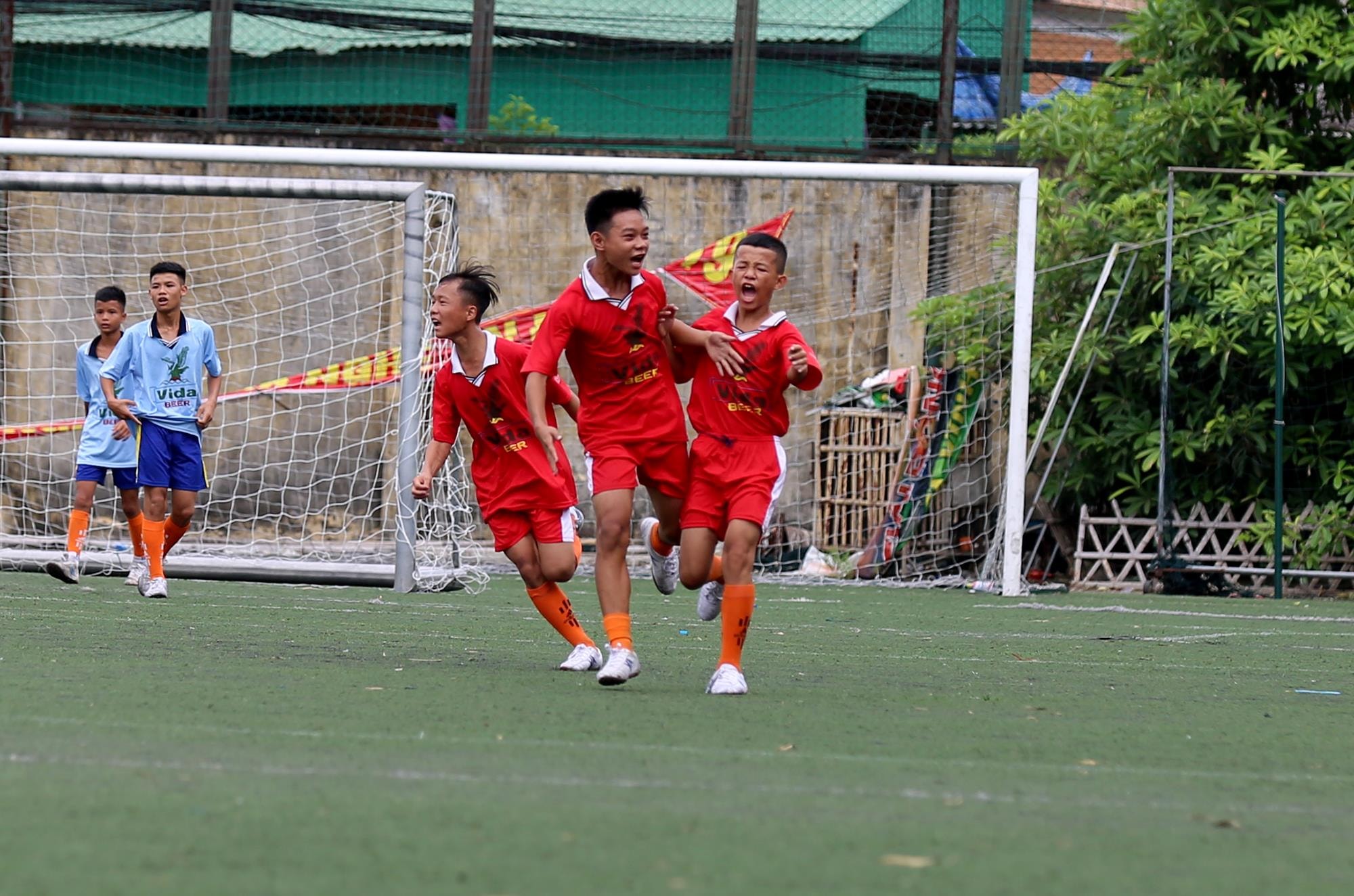 Niềm vui chiến thắng của các cầu thủ TN Tân Kỳ. Ảnh: Đức Anh
