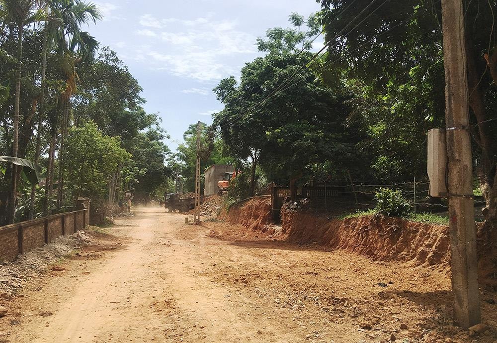 Tuyến đường liên huyện từ xã Xuân Sơn (Đô Lương) đến đầu xã Thanh Phong (Thanh Chương) được mở rộng 9 m. Ảnh: Ngọc Phương