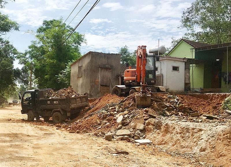 Một trong những hộ dân đã tự nguyện hiến đất và dỡ bỏ công trình kiên cố để tuyến đường được mở rộng. Ảnh: Ngọc Phương