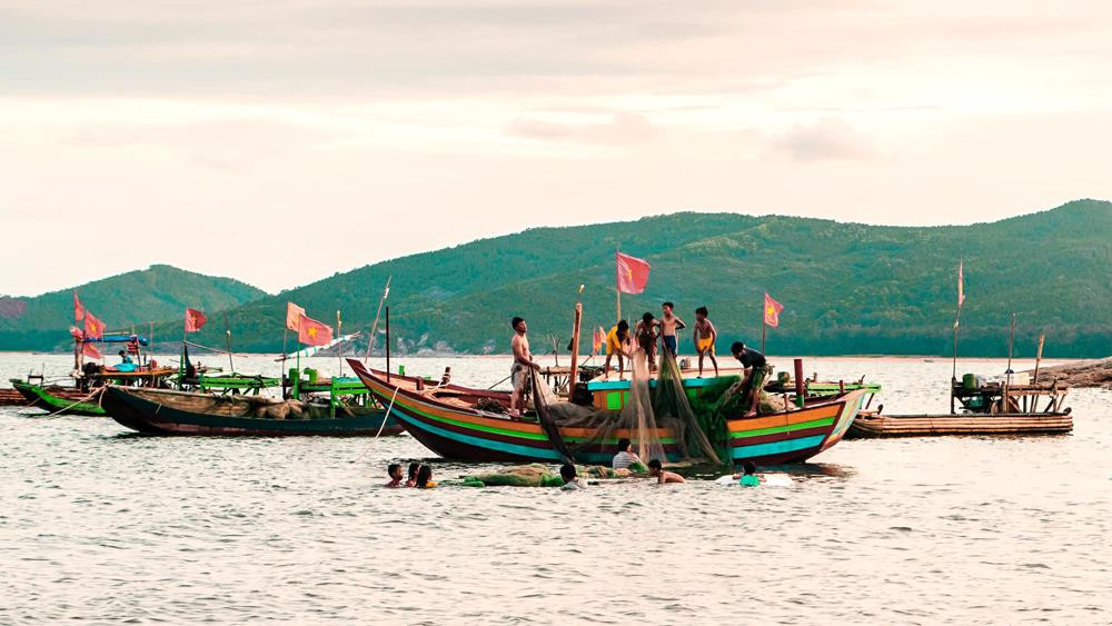 Đông Minh là một làng chài nhỏ thuộc xã Quỳnh Lập với số lượng ngư dân khiêm tốn, chủ yếu chỉ đánh bắt gần bờ, phụ thuộc vào thời tiết mà ra biển lúc sáng sớm hoặc chiều tối. Ảnh Duy Sơn