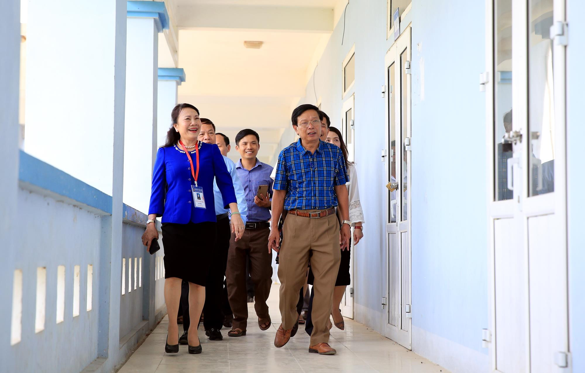 Thứ trưởng Nguyễn Thị Nghĩa kiểm tra công tác thi tại Nghệ An. Ảnh: Hồ Phương
