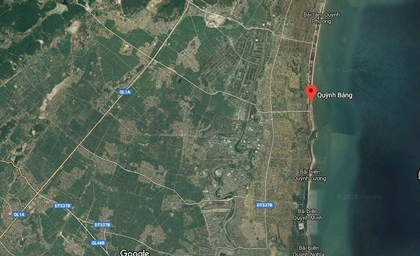Quỳnh Bảng - nơi xảy ra vụ án là một xã ven biển, nằm cách trung tâm huyện Quỳnh Lưu 15 km và cách thành phố Vinh 75 km về phía Đông Bắc. Ảnh: Google Maps