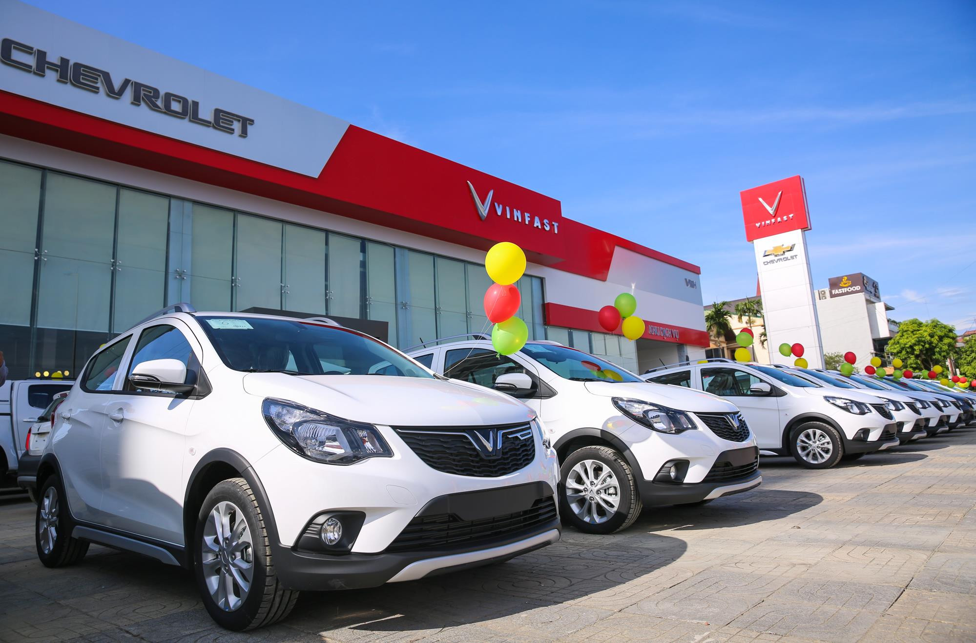 Những chiếc xe VinFast Fandil “cập bến” Đại lý VinFast - Chevrolet Vinh; chuẩn bị bàn giao khách hàng tại Nghệ An, Hà Tĩnh. Ảnh: Đức Anh