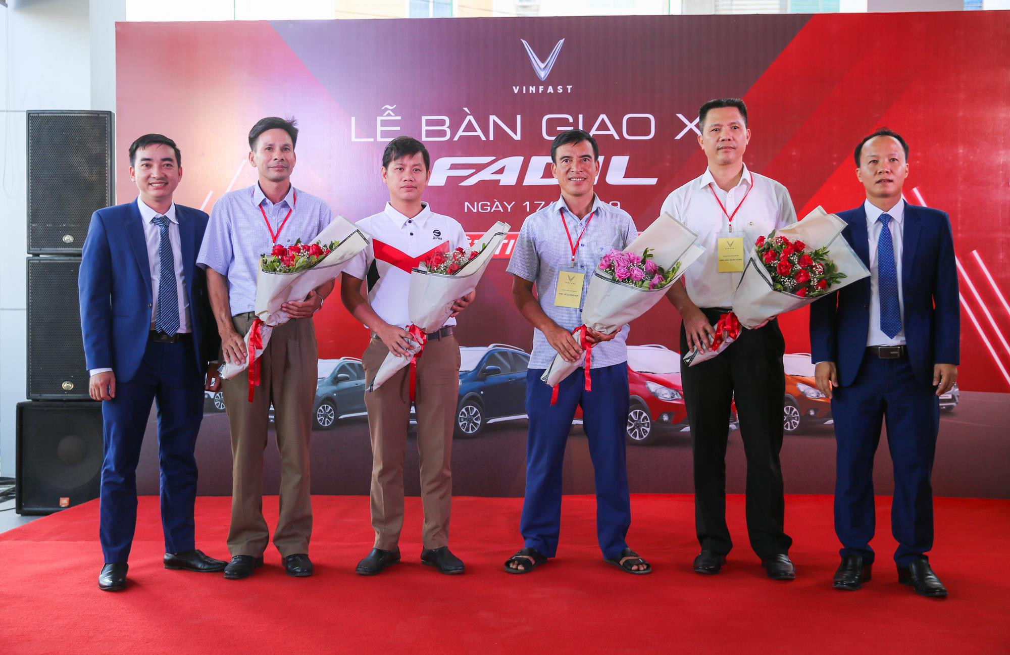Những khách hàng đầu tiên tại Nghệ An, Hà Tĩnh sở hữu xe VinFast Fadil. Ảnh: Đức Anh
