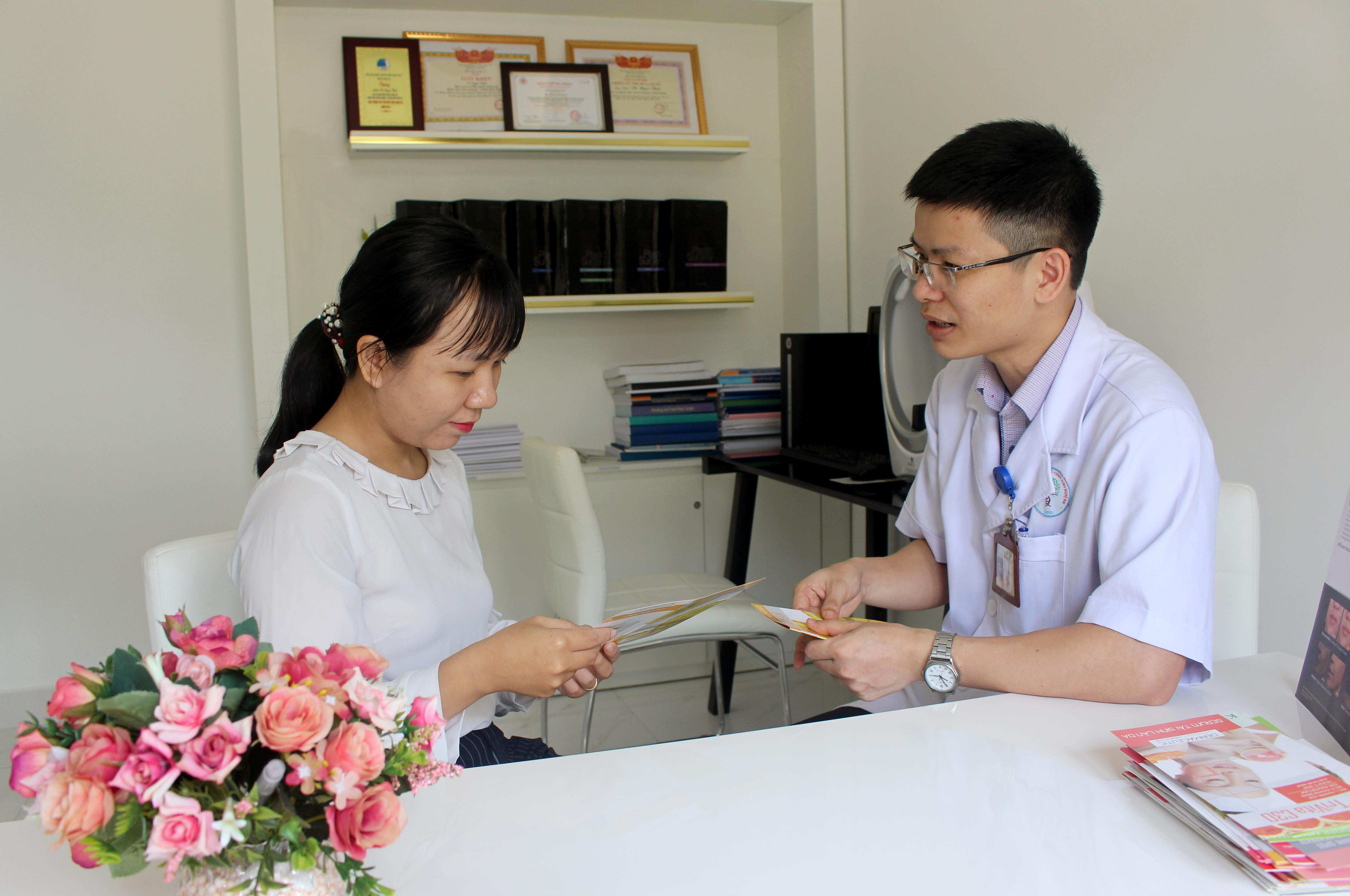 Bác sỹ Khoa phẫu thuật tạo hình thẩm mỹ, Bệnh viện Chấn thương chỉnh hình Nghệ An thăm khám, tư vấn cho bệnh nhân, ảnh Đinh Nguyệt