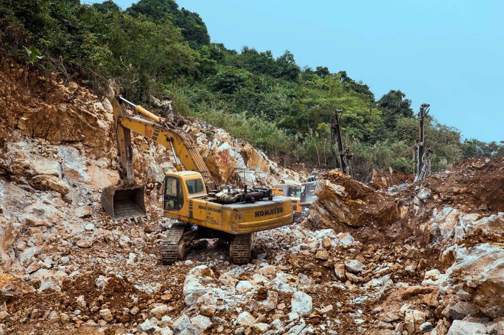 Mỏ đá vôi của nhà máy Xi măng Sông Lam ở huyện Đô Lương. Ảnh: P.V
