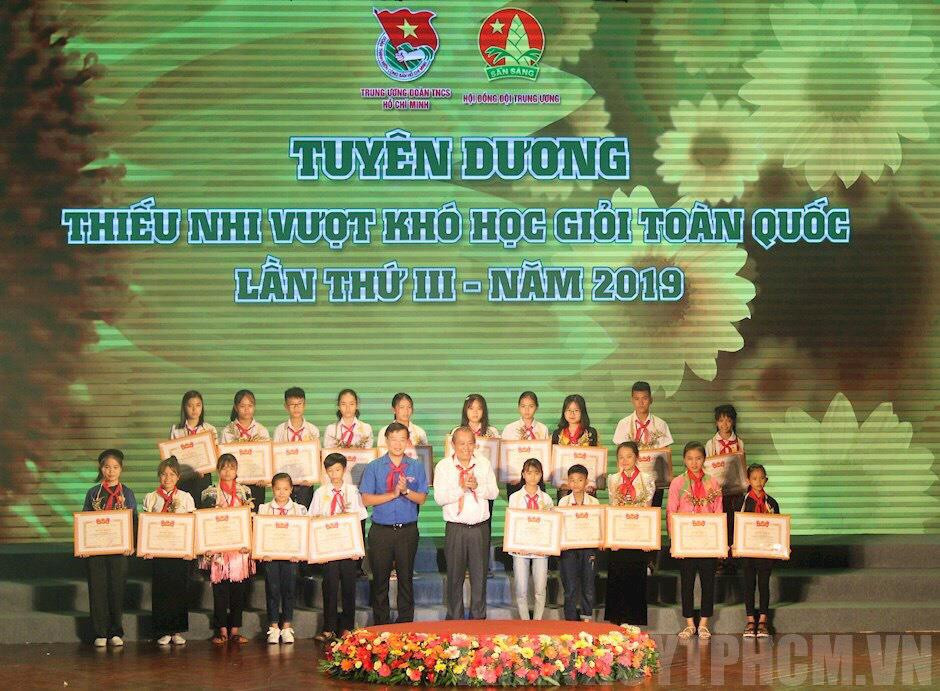 Học sinh Nghệ An vinh dự được nhận Bằng khen tại Lễ tuyên dương thiếu nhi vượt khó học giỏi năm 2019. Ảnh: NVCC