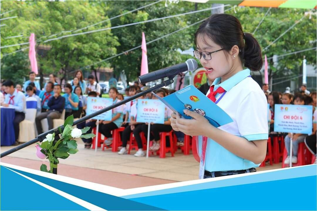 Sầm Thị Bích Yến vinh dự đại diện cho thiếu nhi cả nước báo công trước tượng đài Bác Hồ và thiếu nhi (Nhà thiếu nhi TP.HCM)