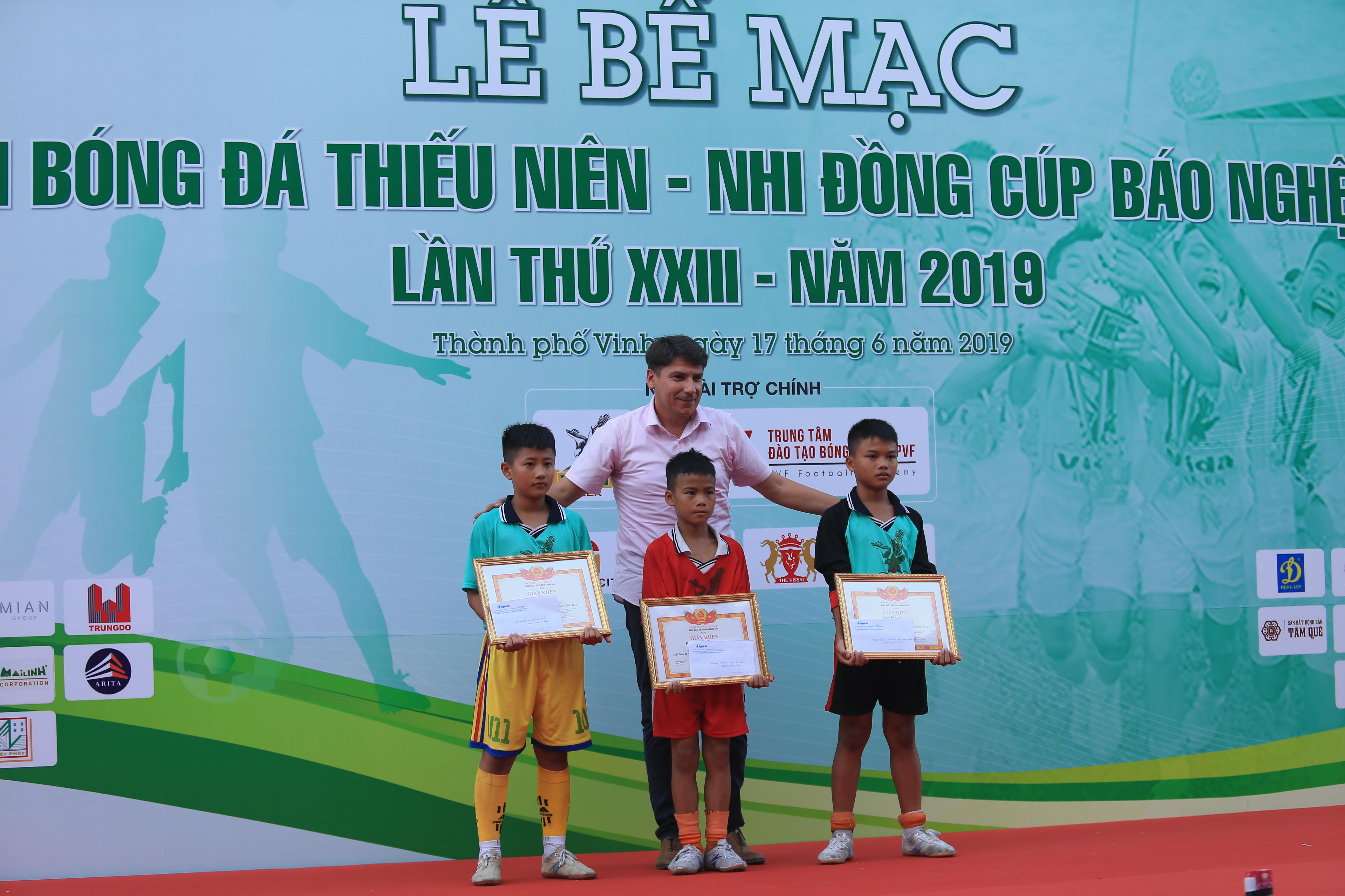 Ông Pascal Vaudequin - Phó Giám đốc kỹ thuật Trung tâm đào tạo Bóng đá trẻ Việt Nam (PVF) trao giải cho các cá nhân xuất sắc lứa tuổi Nhi đồng. Ảnh: Hồ Phương