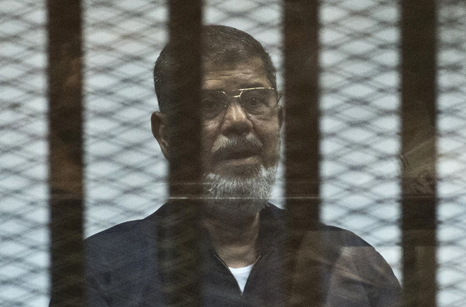 Cựu Tổng thống Ai Cập Mohamed Morsi trong lồng kín tại tòa án trước khi qua đời /// AFP