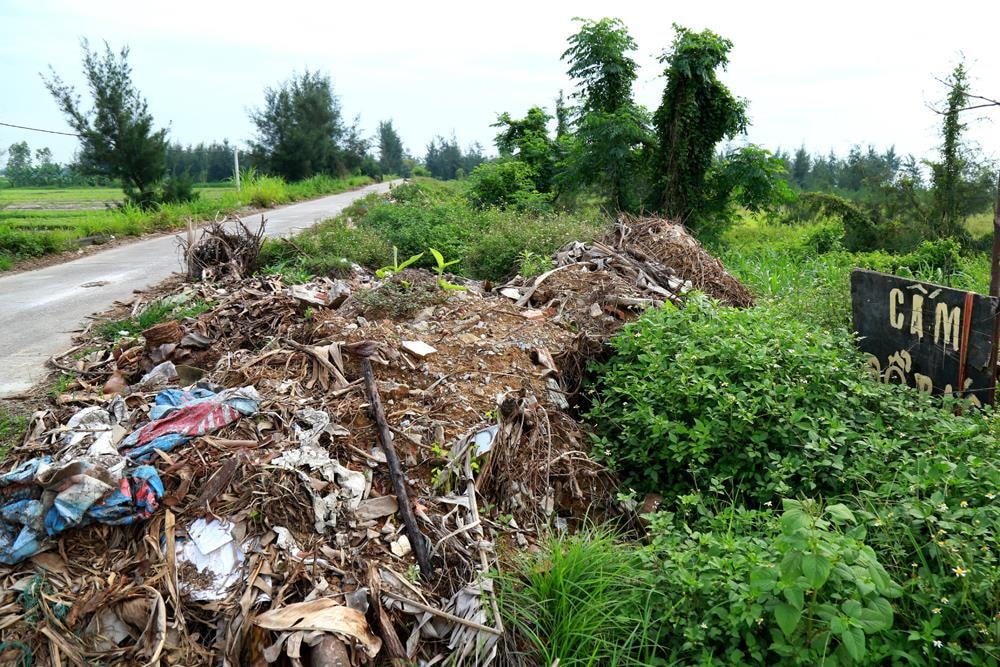 Người dân Diễn Thành, Diễn Thịnh thi nhau đổ rác thải lên đê ngăn mặn bất chấp cả biển báo “Cấm đổ rác”.