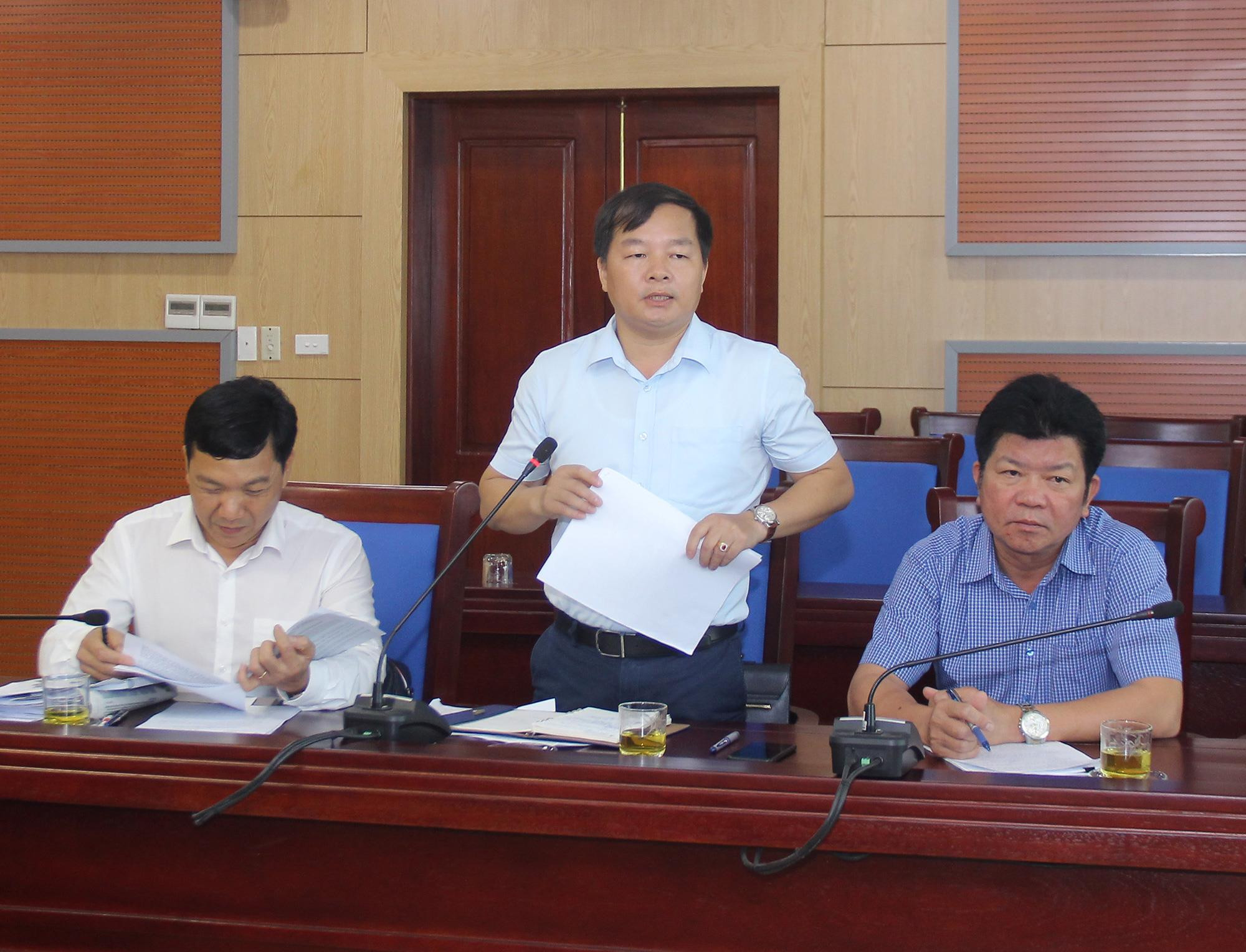 Phó Giám đốc Sở GTVT Nguyễn Đức An tiếp thu các ý kiến tham gia của các thành viên Ban Pháp chế. Ảnh: Mai Hoa