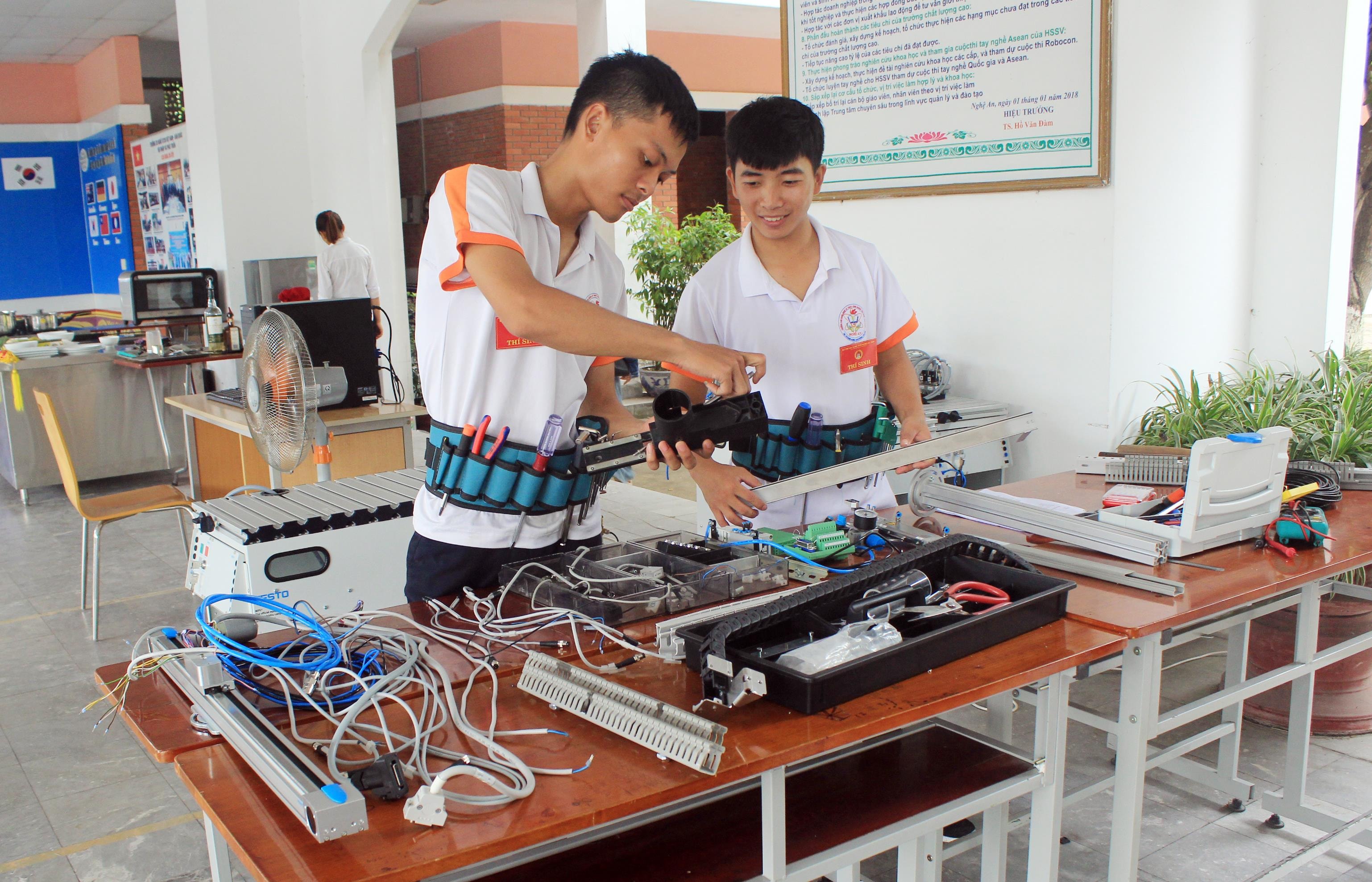 Các thí sinh tham dự thi tay nghề nghề cơ điện tử. Ảnh: Mỹ Hà