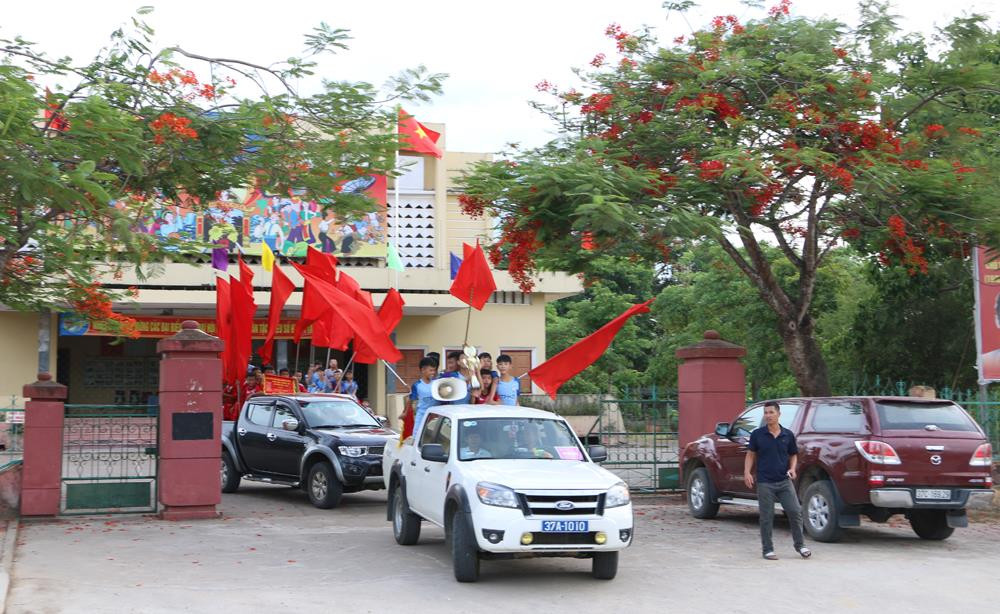 Màn rước Cúp Vô địch được khởi đầu từ Sân Vận động Trung tâm Thể thao Văn hóa huyện Tân Kỳ. Ảnh: Nguyễn Hải