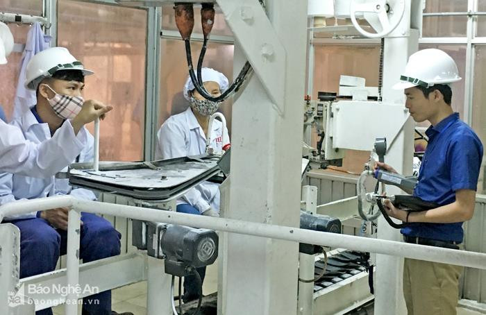 Cán bộ Trung tâm Y tế dự phòng tỉnh kiểm tra môi trường lao động tại Công ty TNHH Mía đường Nghệ An. Ảnh tư liệu
