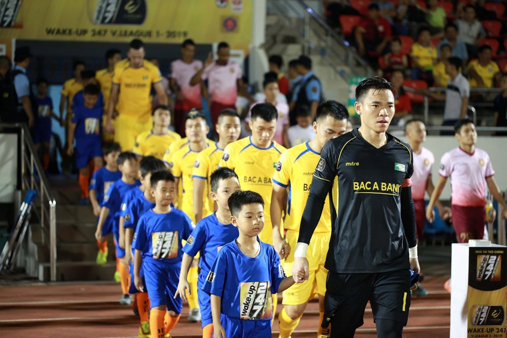 Đội trưởng Nguyên Mạnh kéo đoàn tàu SLNA cập bến top 4 sau lượt đi V.League 2019. Ảnh: VPF