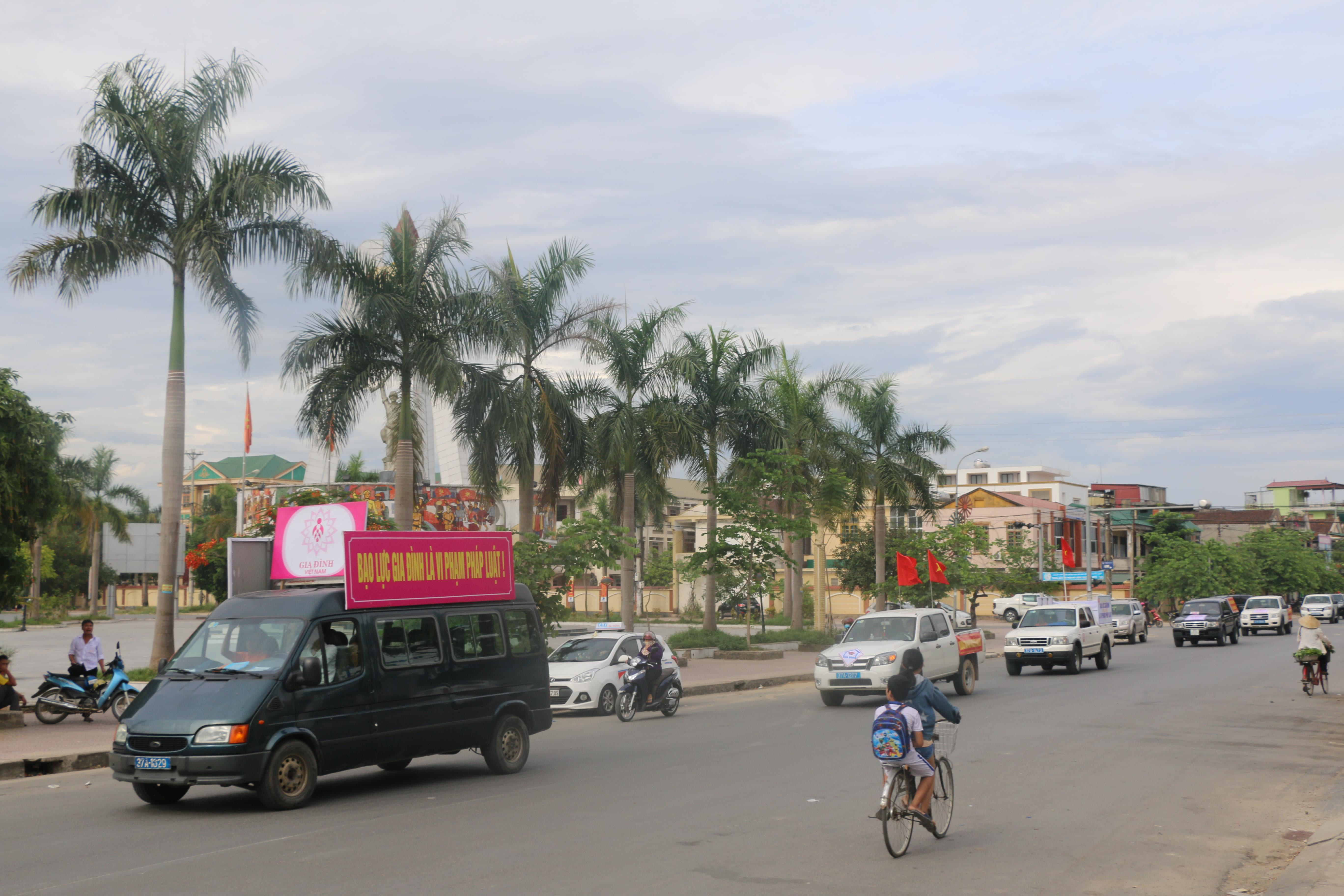 Đoàn diễu hành kêu gọi người dân hưởng ứng Tháng hành động quốc gia phòng chống bạo lực (Hữu Hoàn)