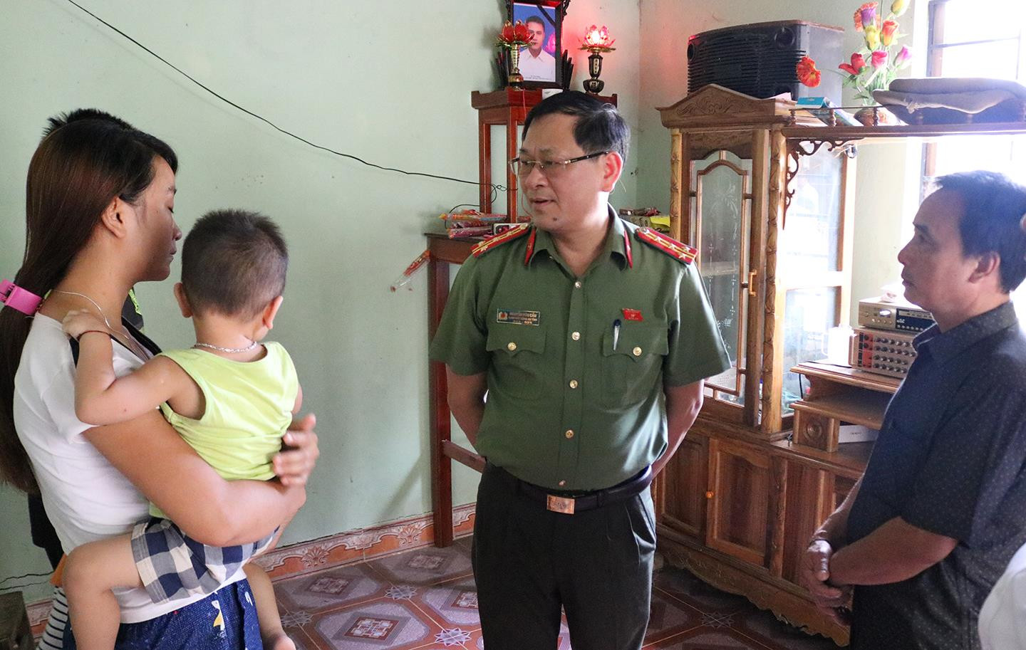 Đại tá Nguyễn Hữu Cầu thăm hỏi vợ anh Vi Văn May, người bị thủy điện Nậm Nơn xả nước không thông báo làm tử vong mà Báo Nghệ An vừa có bài phản ánh. Ảnh: Tiến Hùng