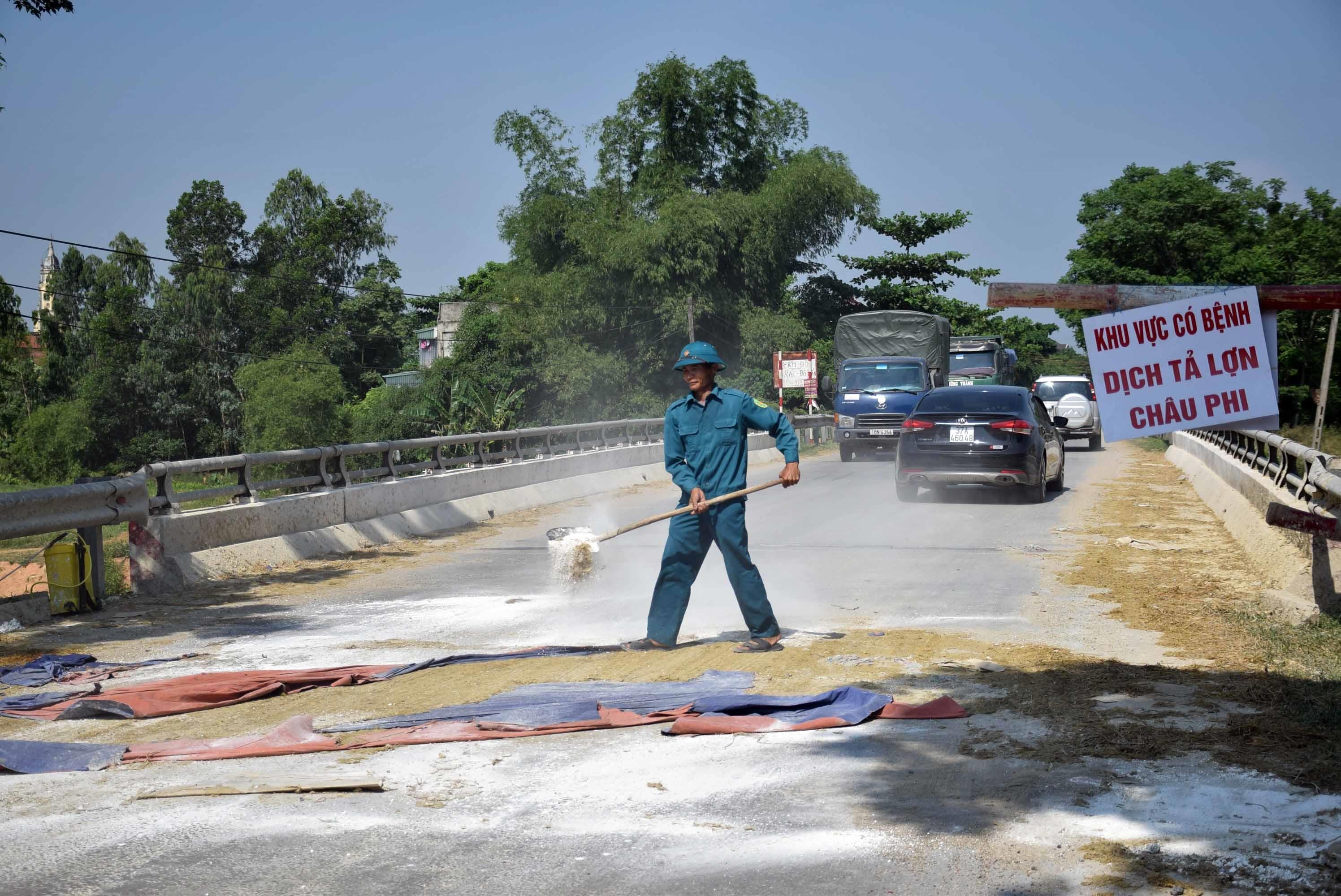 Các địa phương lập chốt kiểm soát dịch tả lợn châu Phi. Ảnh: Xuân Hoàng