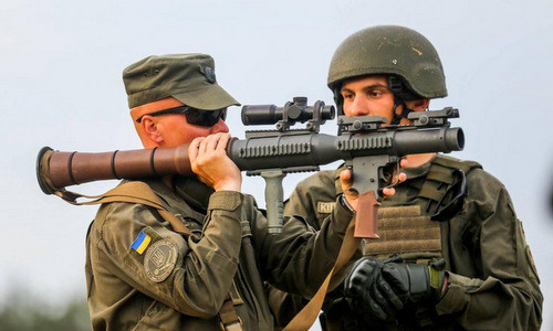 Lính Ukraine làm quen với súng chống tăng PSRL-1. Ảnh: AFP.