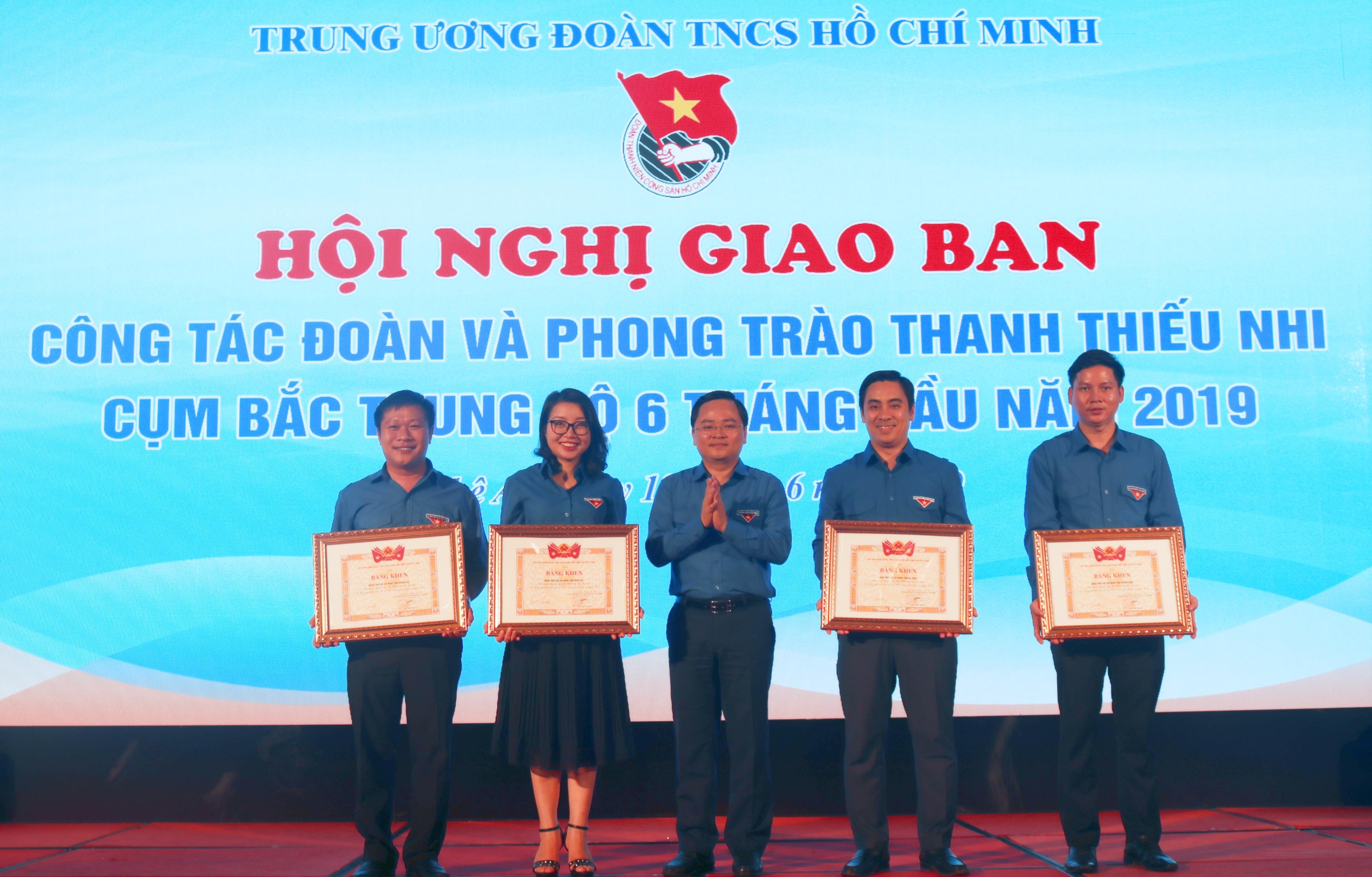 , tại Hội nghị giao ban, BCH Trung ương Đoàn cũng đã tặng Bằng khen cho Tỉnh đoàn Nghệ An, Hà Tĩnh, Quảng Bình, Quảng Trị đã hoàn thành thu thập dữ liệu Dự án nền tảng dữ liệu bản đồ số Việt Nam giai đoạn 2 năm 2019. 