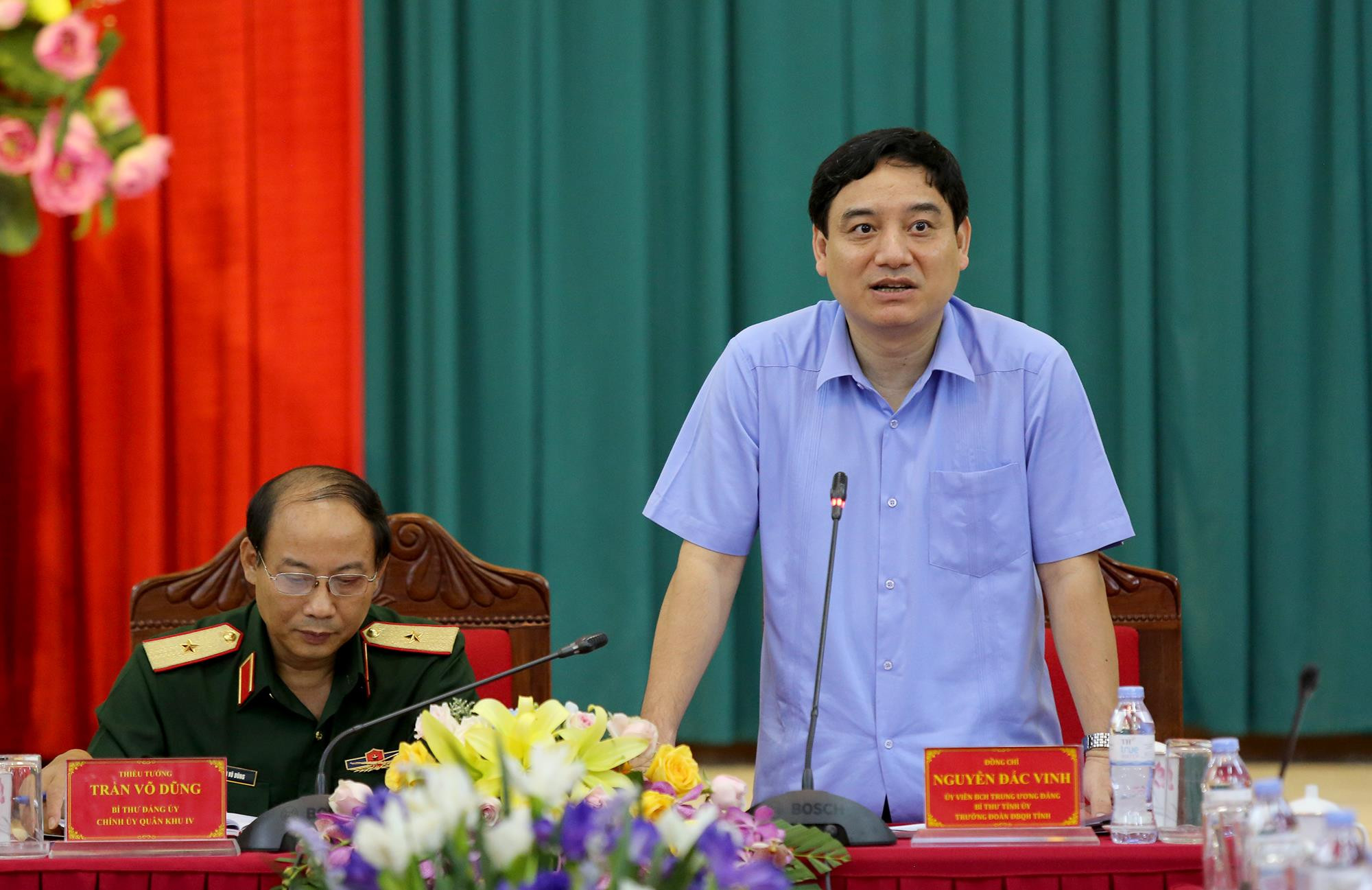 Bí thư tỉnh ủy Nguyễn Đắc Vinh khẳng định quyết tâm cùng với Quân khu 4 xây dựng thế trận phòng thủ vững chắc trên địa bàn tỉnh Nghệ An. Ảnh: Đức Anh