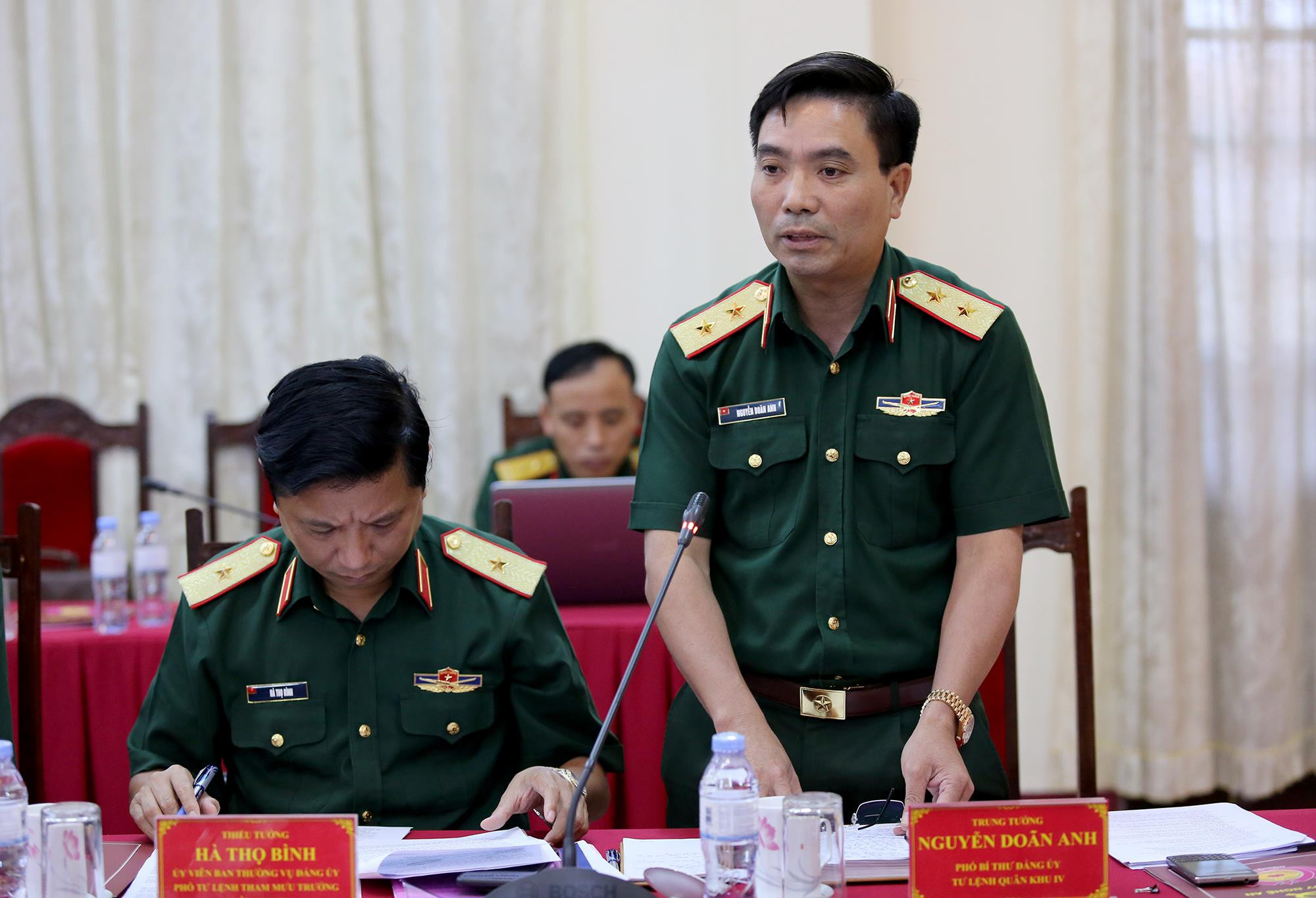 Trung tướng Nguyễn Doãn Anh, Tư lệnh Quân khu 4 đánh giá về công tác phối hợp giữa Quân khu 4 và tỉnh Nghệ An. Ảnh: Đức Anh