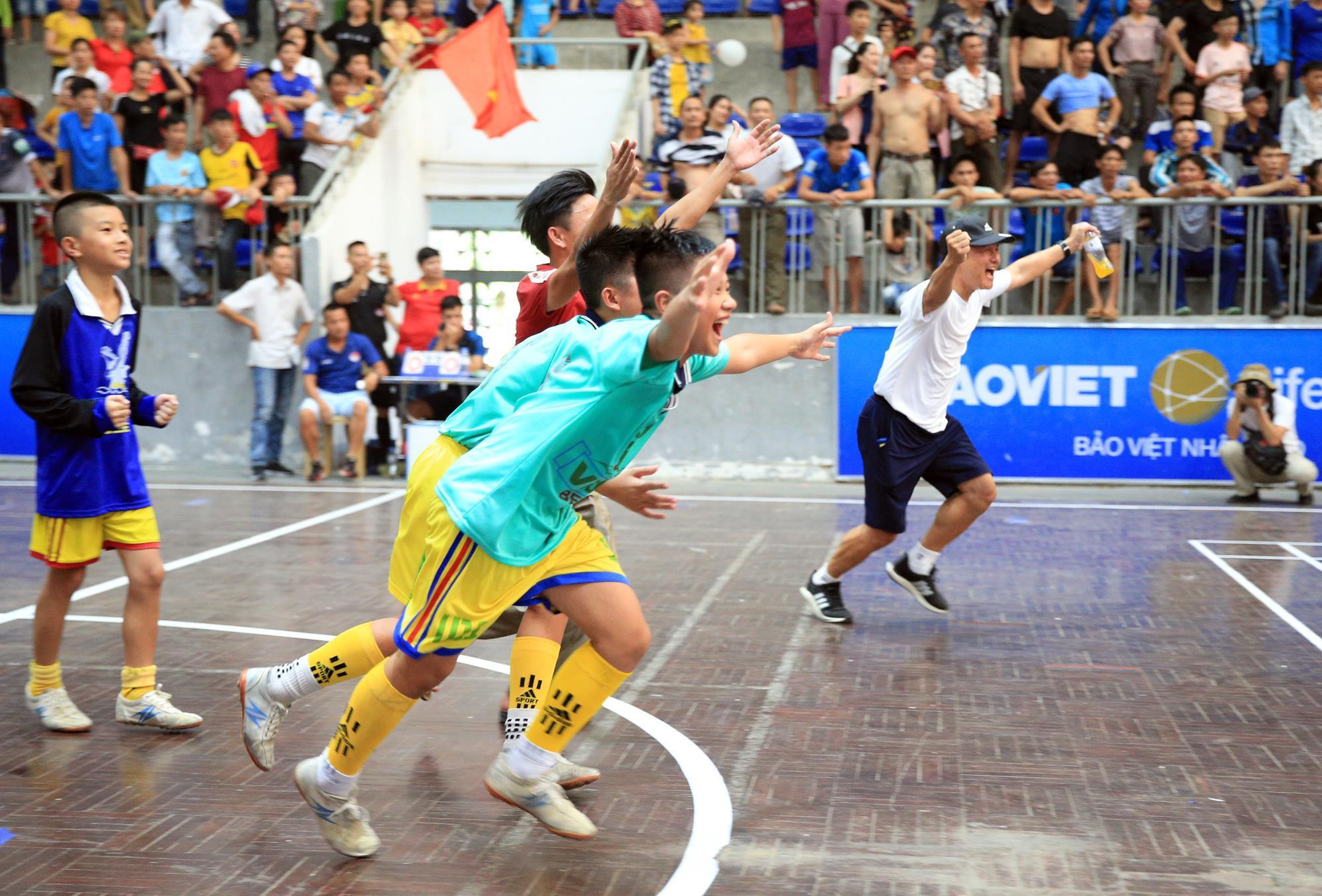 Các cầu thủ NĐ Quỳ Hợp sung sướng khi lần đầu tiên vô địch giải đấu. Ảnh: Hồ Phương