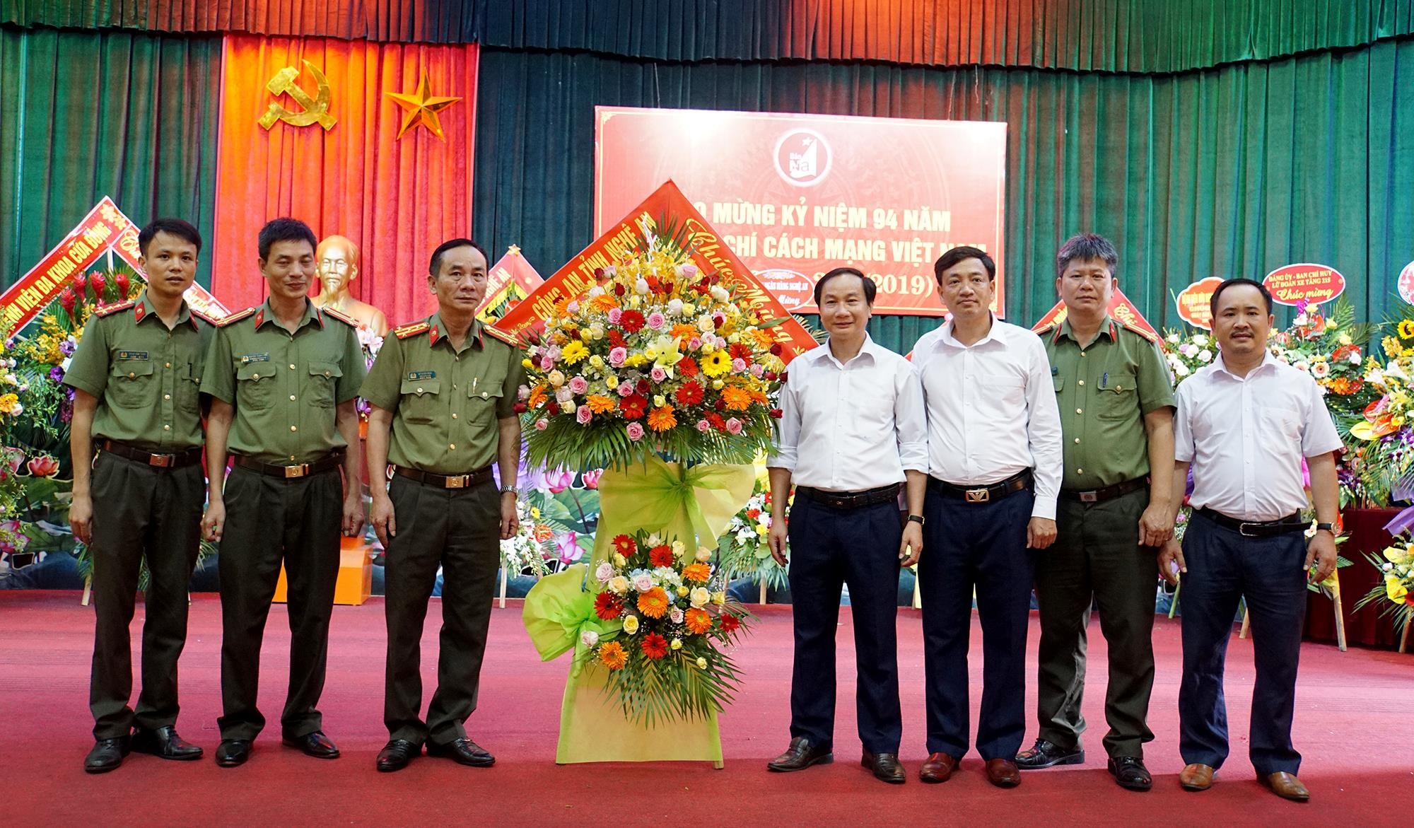 Lãnh đạo Công an Tỉnh Nghệ An chúc mừng Báo Nghệ An. Ảnh: Sỹ Hưng