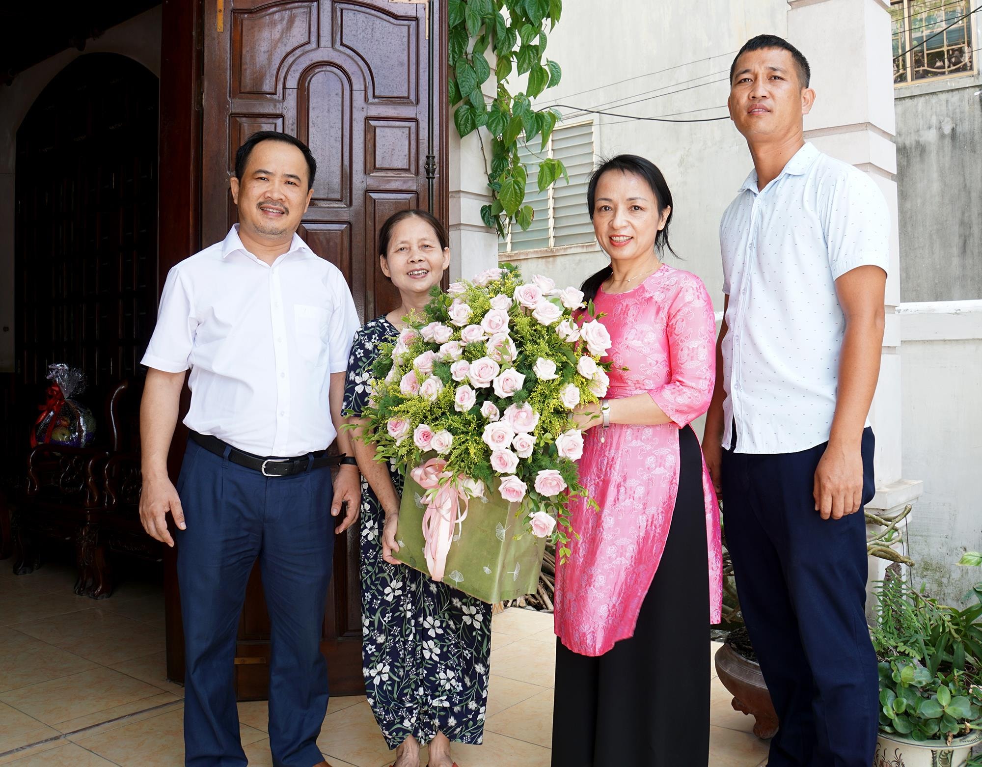 Đoàn tặng hoa đồng chí Phan Thúy Liên - Nguyên Tổng biên tập Báo Nghệ An. Ảnh: Sỹ Hưng