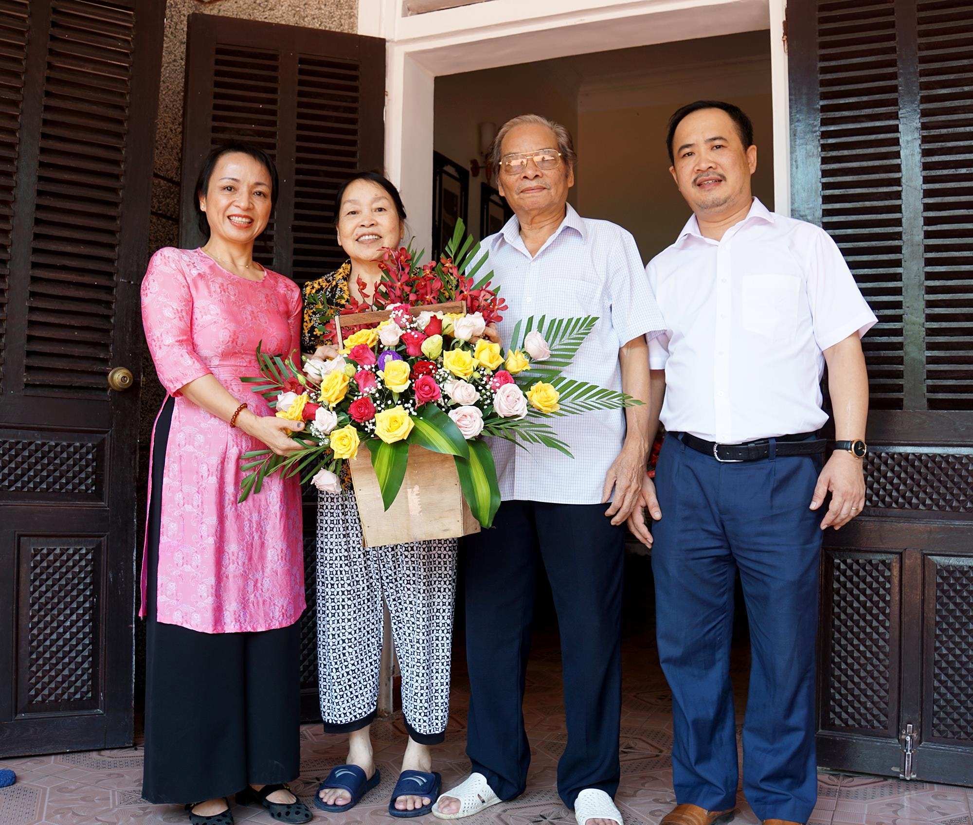 Đoàn thăm hỏi, tặng hoa gia đình nhà báo Lê Huy Lạp và Đặng Thị Thắng. Ảnh: Sỹ Hưng