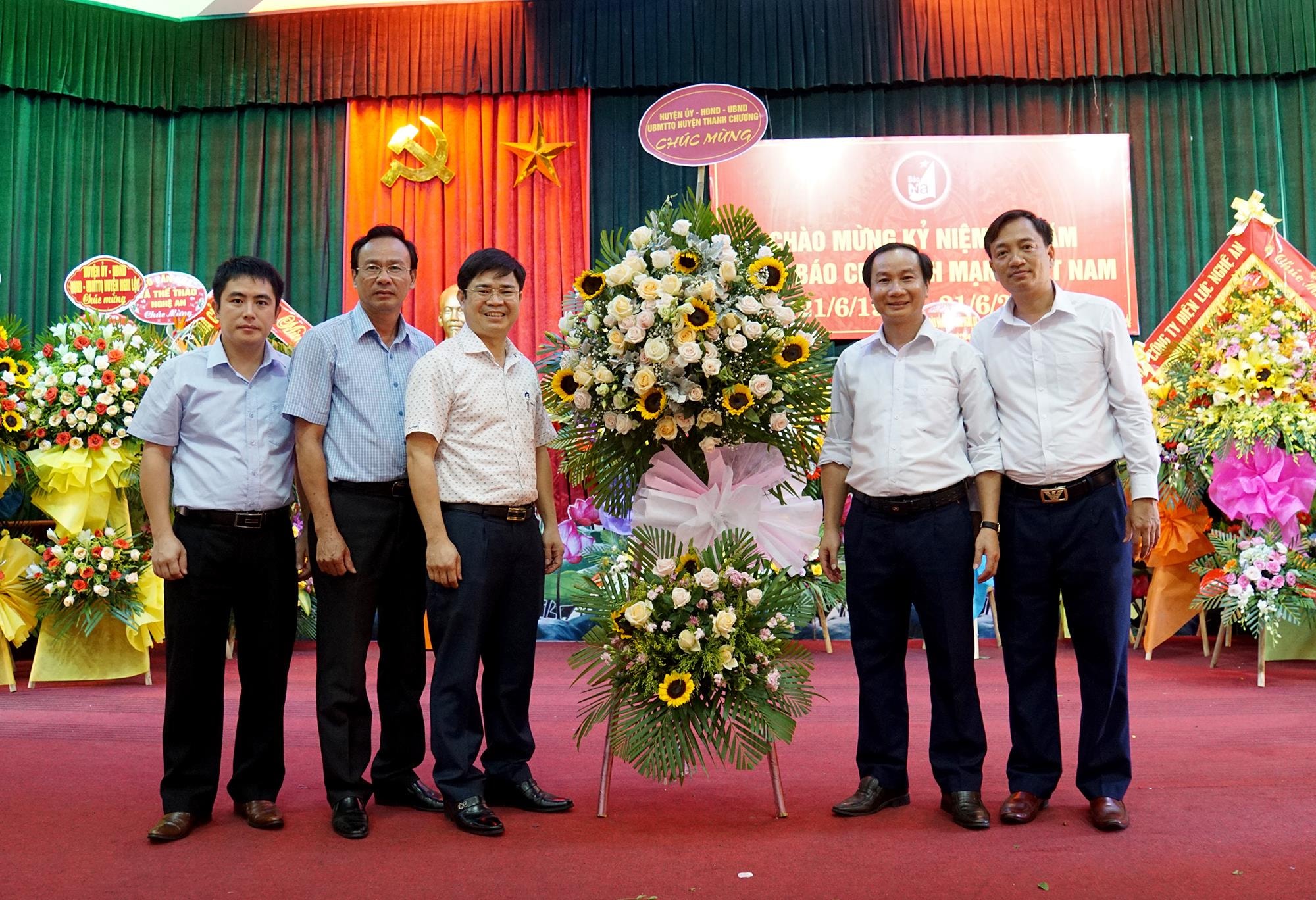 Lãnh đạo huyện Thanh Chương chúc mừng Báo Nghệ An. Ảnh: Sỹ Hưng