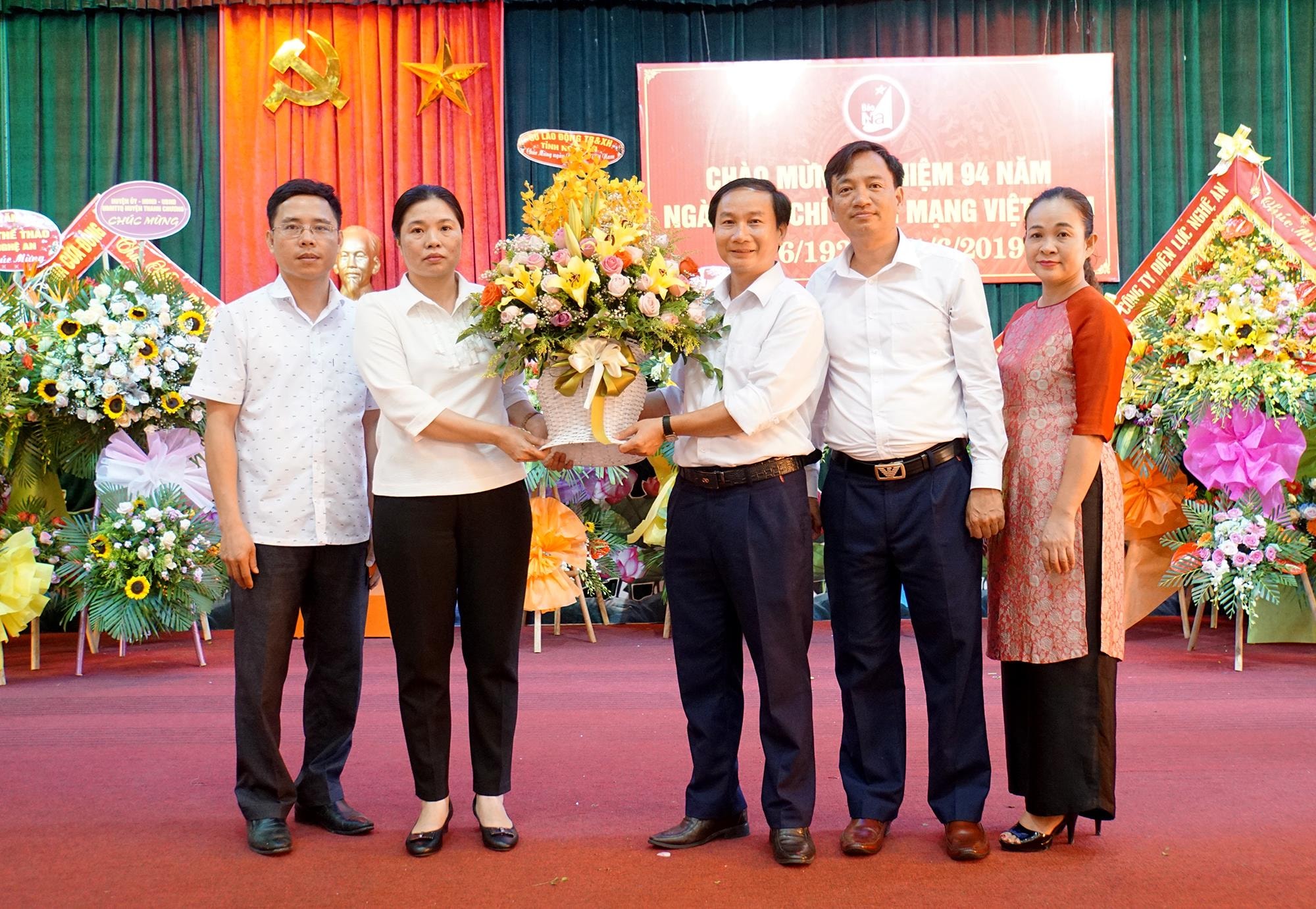 Lãnh đạo Sở Lao động – Thương binh & Xã hội tỉnh Nghệ An chúc mừng Báo Nghệ An. Ảnh: Sỹ Hưng