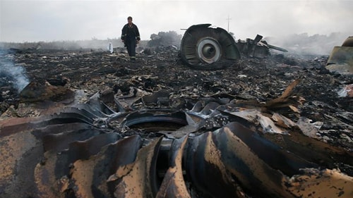 Hiện trường máy bay MH17 bị bắn rơi ở miền đông Ukraine tháng 7/2014. Ảnh:AFP.