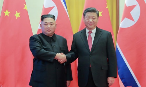 Chủ tịch Trung Quốc Tập Cận Bình (phải) gặp lãnh đạo Triều Tiên Kim Jong-un tại Bắc Kinh hồi tháng một. Ảnh: KCNA.