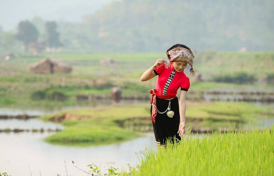 Thiếu nữ Thái duyên dáng trong trang phục truyền thống, với chiếc khăn thêu trên đầu. Ảnh: Quốc Đàn