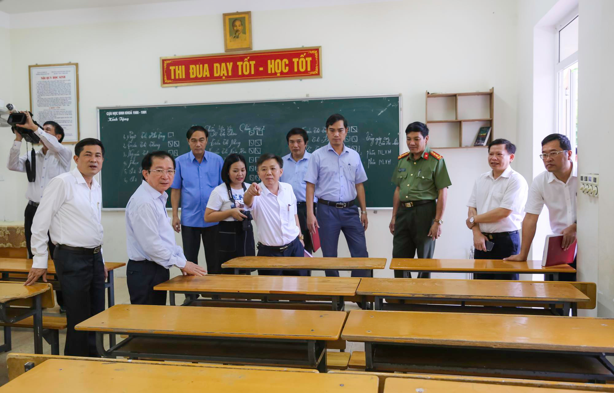 Kiểm tra phòng thi tại điểm thi Trường THPT Huỳnh Thúc Kháng. Ảnh: Đức Anh