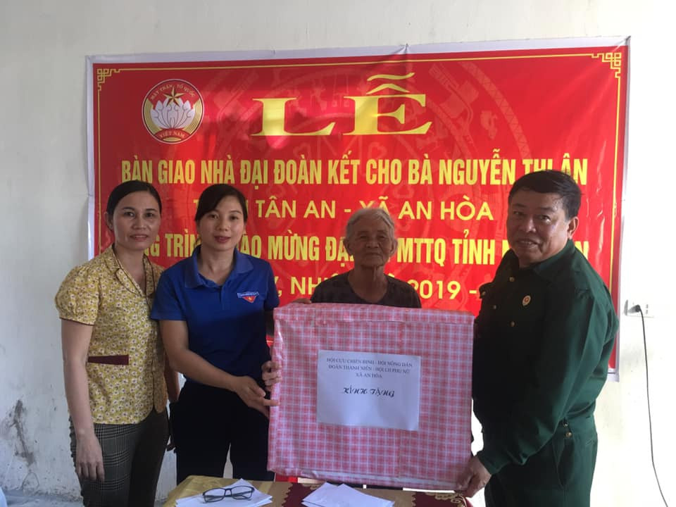 MTTQ huyện trao tiền hỗ trợ bà Nguyễn Thị Ân