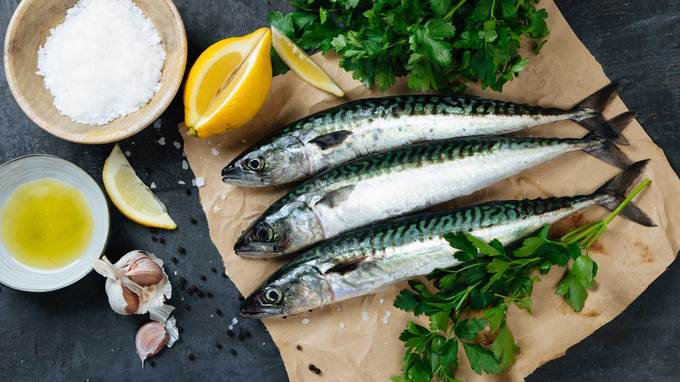Ngoài omega 3 thực vật, omega 3 trong dầu cá mang lại nhiều lợi ích cho cơ thể, đặc biệt có khả năng làm giảm mức độ nghiêm trọng của vết cháy nắng và ngăn ngừa ung thư. Các loài cá giàu omega 3 là cá hồi, cá trích, cá mòi.