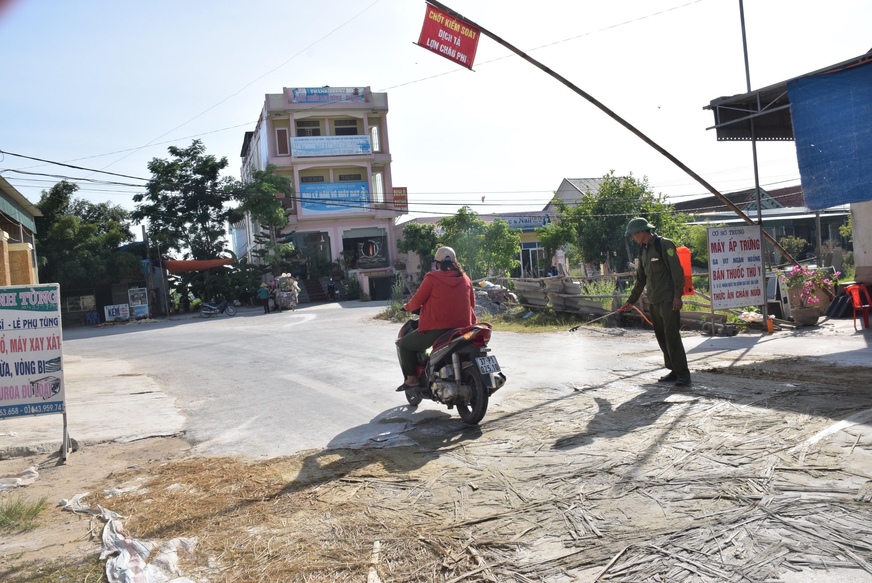 Các điểm chốt kiểm soát dịch trên địa bàn huyện Yên Thành luôn có lực lượng trực chốt nghiêm túc. Ảnh: Xuân Hoàng