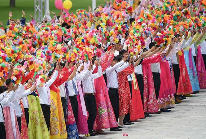 Dân chúng vẫy hoa chào đón chủ tịch Trung Quốc, ảnh chụp của Tân Hoa Xã. Tuy nhiên không có tấm ảnh nào của ông Tập tại Bình Nhưỡng được đưa lên cho đến chiều tối qua