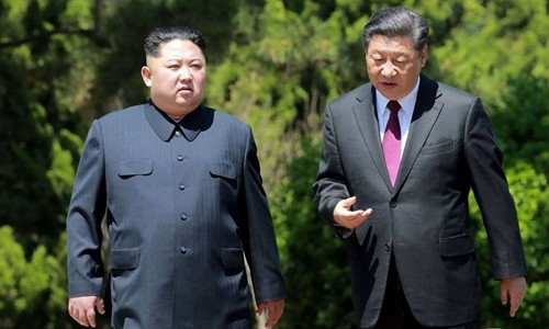 Lãnh đạo Triều Tiên Kim Jong-un (trái) và Chủ tịch Trung Quốc Tập Cận Bình trong cuộc gặp tại Đại Liên hồi tháng 5. Ảnh: AFP.