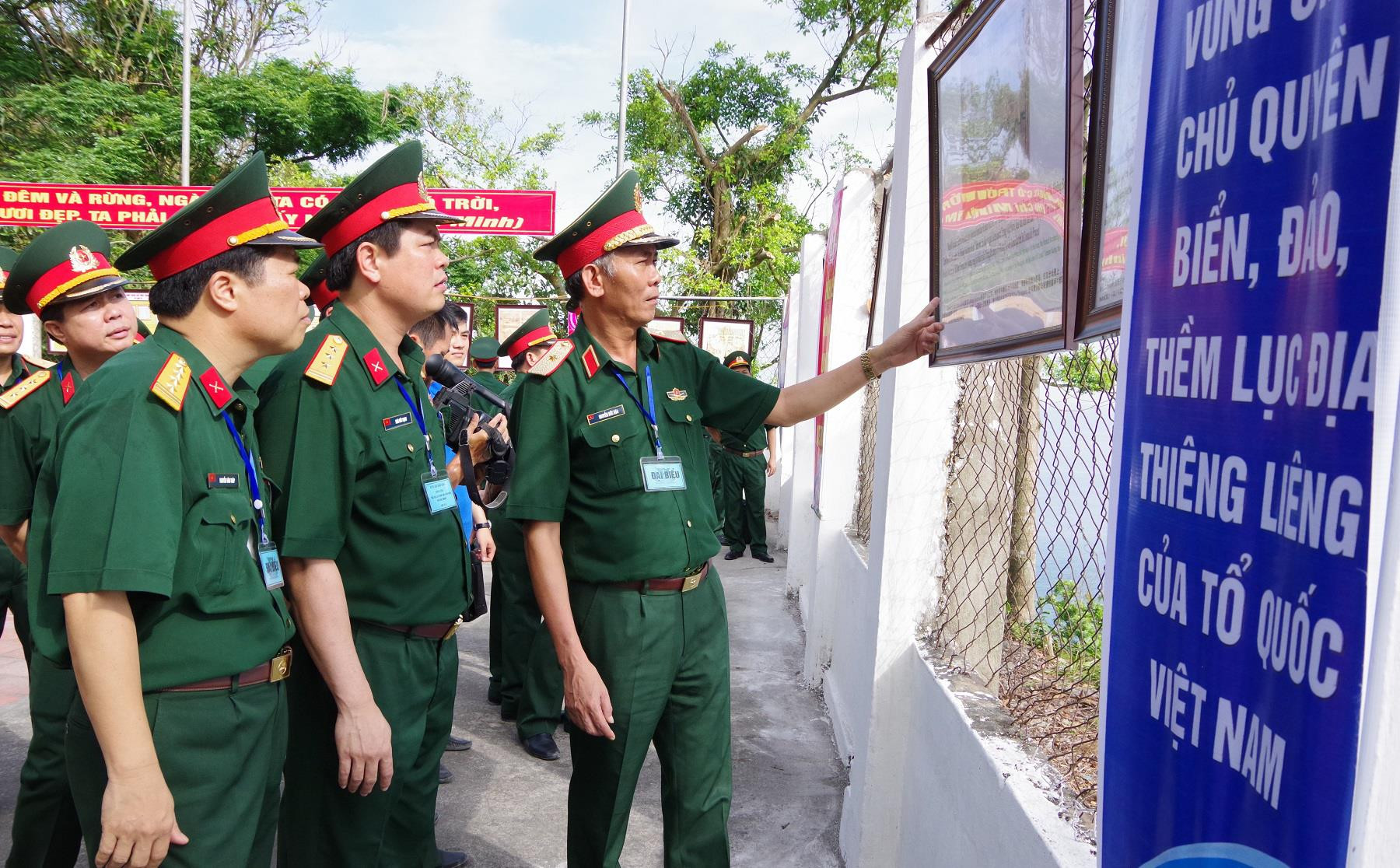 Thủ trưởng Bộ Tư lệnh Quân khu 4 và Bộ CHQS tỉnh Nghệ An xem Triển lãm bản đồ và tư liệu Hoàng Sa, Trường Sa của Việt Nam trên khuôn viên đảo Mắt. Ảnh: Thu Giang