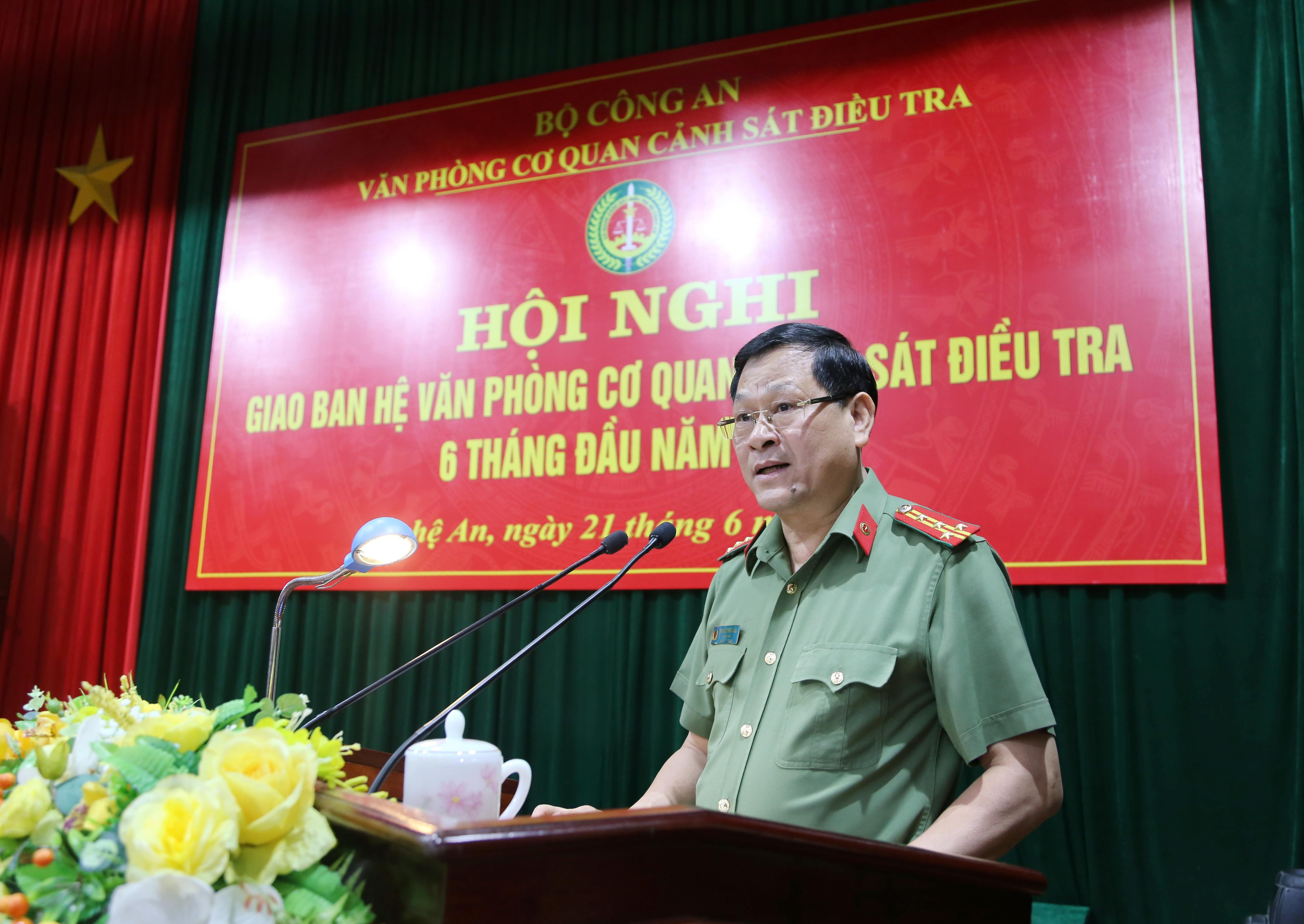 Đại tá Nguyễn Hữu Cầu- Giám đốc Công An tỉnh Nghệ An phát biểu tại hội nghị. Ảnh: Trọng Tuấn