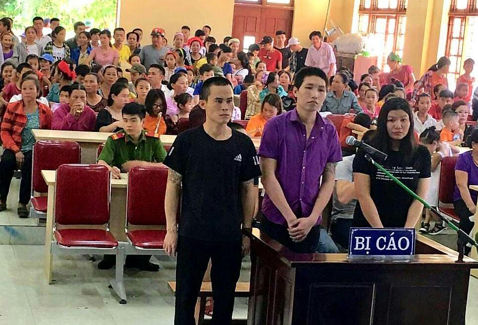 Các bị cáo Thương, Mười, Mạnh ( từ phải sang) tại tòa. Ảnh: K